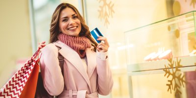 Mladá žena s nákupní taškou a kartou