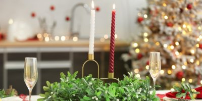 Štědrovečerní stůl s věncem ze jmelí a svíčkami