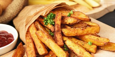 Domácí hranolky v papíru, mistička s kečupem