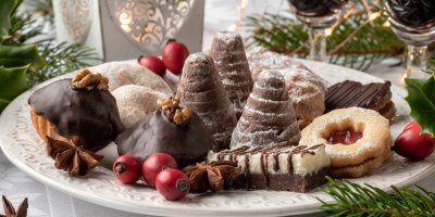 Talířek s různými druhy vánočního cukroví