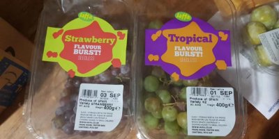 Dvě plastové vaničky s hrozny s příchutí jahod a tropického ovoce