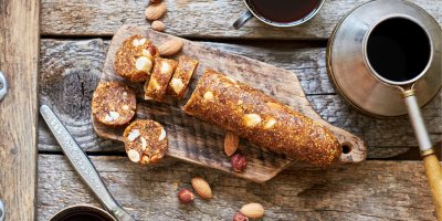 Nakrájený oříškový chlebíček