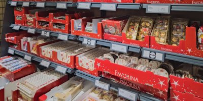 Vánoční nabídka Lidlu v regálu