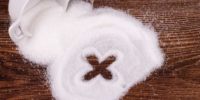 Rozsypaný cukr a v něm křížek