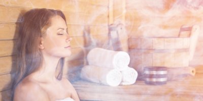 Žena sedí v zapařené sauně