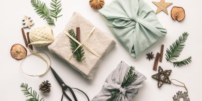 Vánoční dárky zabalené do šátku a ozdobené větvičkami 