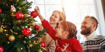 Rodina zdobící vánoční stromek