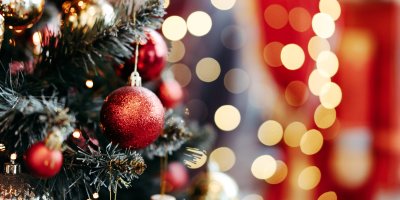 Stromek ozdobený v červených dekoracích