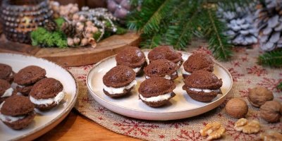 Dva tácy s cukrovím – ořechy plněnými krémem