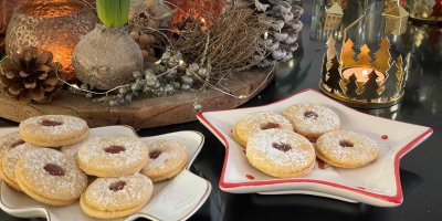 Linecké cukroví na talířkách před vánoční výzdobou