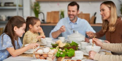 Rodina snídá u stolu