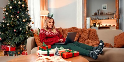 Žena nakupuje z gauče o Vánocích