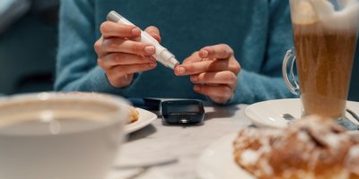 Žena si odebírá krev z prstu