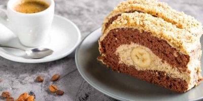 Banánový roláda na talíři