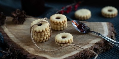 Linecké cukroví na dřevěném tácu