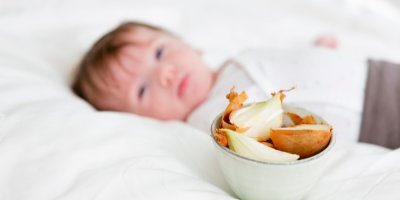 Miska s cibulí u nemocného dítěte