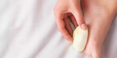 Vkládání rozkrojené cibule do ponožky