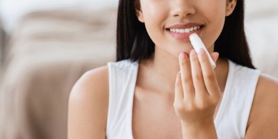 Žena používá balzám na rty