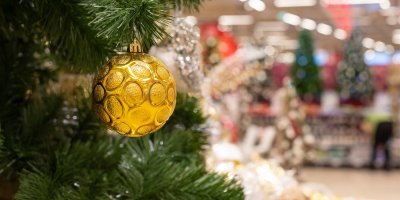 Detail baňky na vánočním stromě uvnitř supermarketu