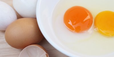 Rozklepnutá vejce v míse s různými barvami žloutků