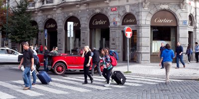Záběr na obchod Cartier, chodce a luxusní auta v Pařížské ulici v Praze