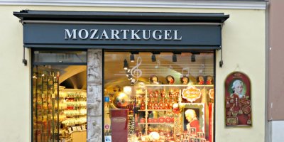 Obchod s nápisem Mozartkugel