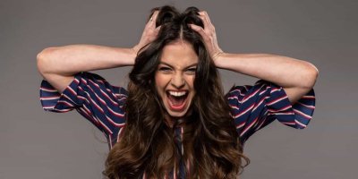 Betty Urban se drží za hlavu a má otevřená ústa