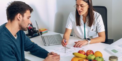 Nutriční specialistka radí pacientovi