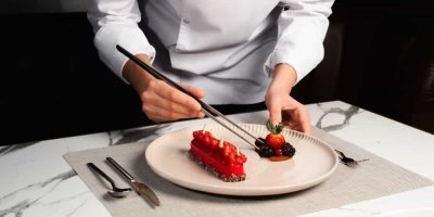 Šéfkuchařka servíruje dezert