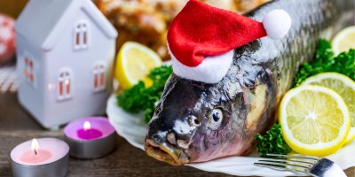 Kapr s vánoční čepicí na talíři