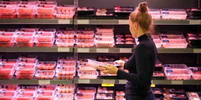 Žena vybírá v obchodě maso
