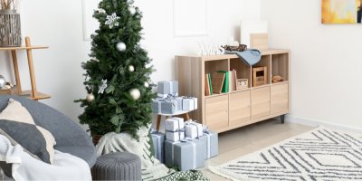 Vánoční stromek a dárky v obývacím pokoji