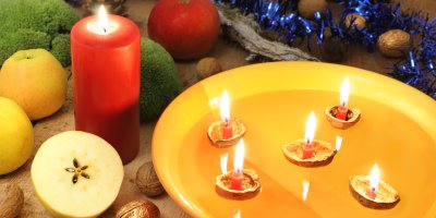 Lodičky z ořechů se zapálenými svíčkami na vodě