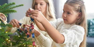 Holčička zdobí vánoční stromeček