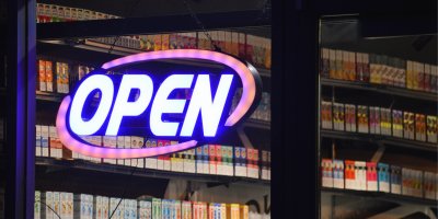 Nápis open na dveřích obchodu