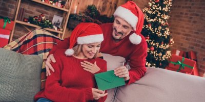 Muž předává ženě obálku