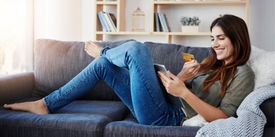 Žena nakupuje na gauči