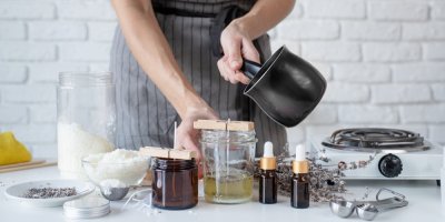 Žena vyrábí svíčky