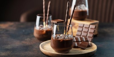 Sklenice s likérem a čokoláda