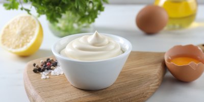 Mísa s majonézou, vedle vejce