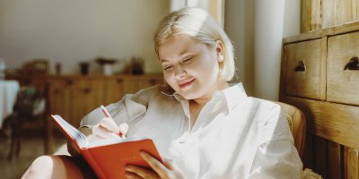 Žena si píše do diáře