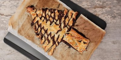 Upečený čokoládový strom z listového těsta na pečicím papíru 