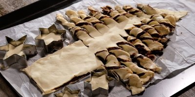 Neupečené listové těsto ve tvaru stromu plněné čokoládou