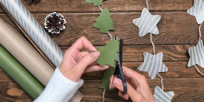 Stříhání stromečku z balicího papíru