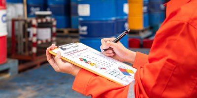 Zapisování na papír na desce v ruce