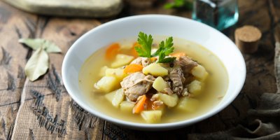 Kapří vývar v bílém talíři