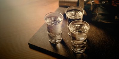 Tři skleničky s vodkou