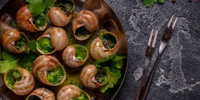 Šneci s náplní na talíři