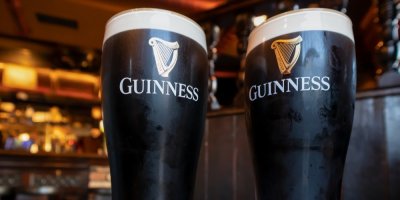 Dvě sklenice čepovaného piva Guinness