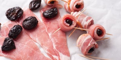 Slanina se sušenými švestkami